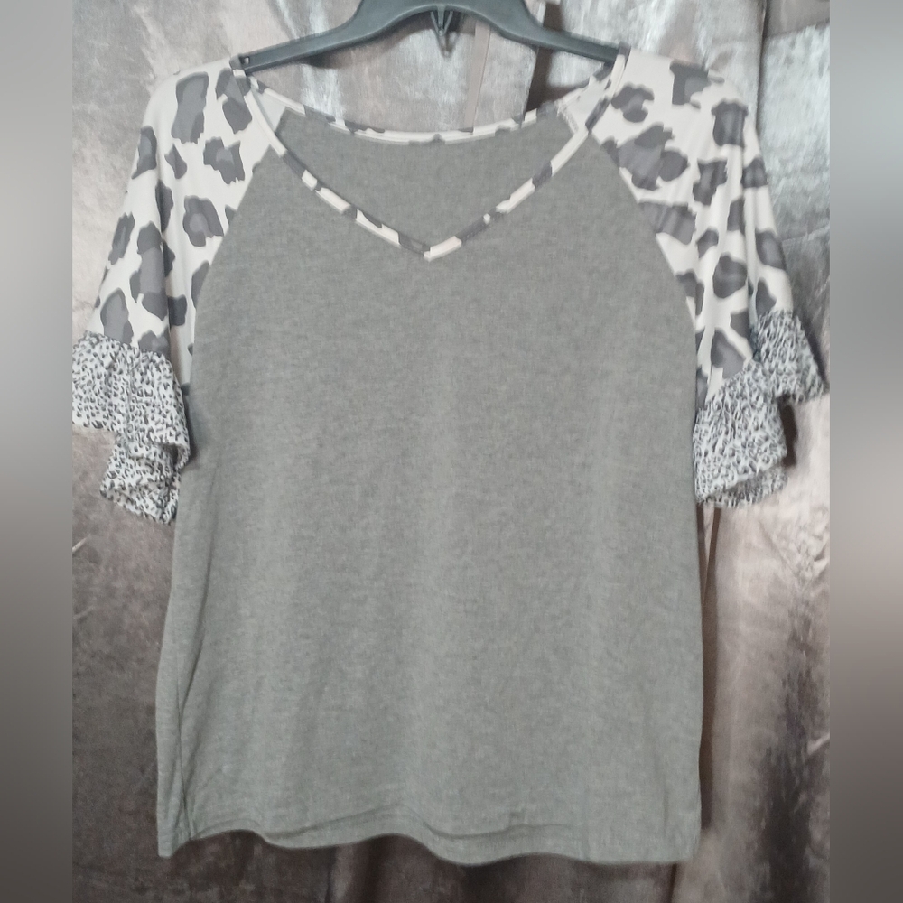Gray and White Women's Top With Leopard Print. No Tag About A Size M/L